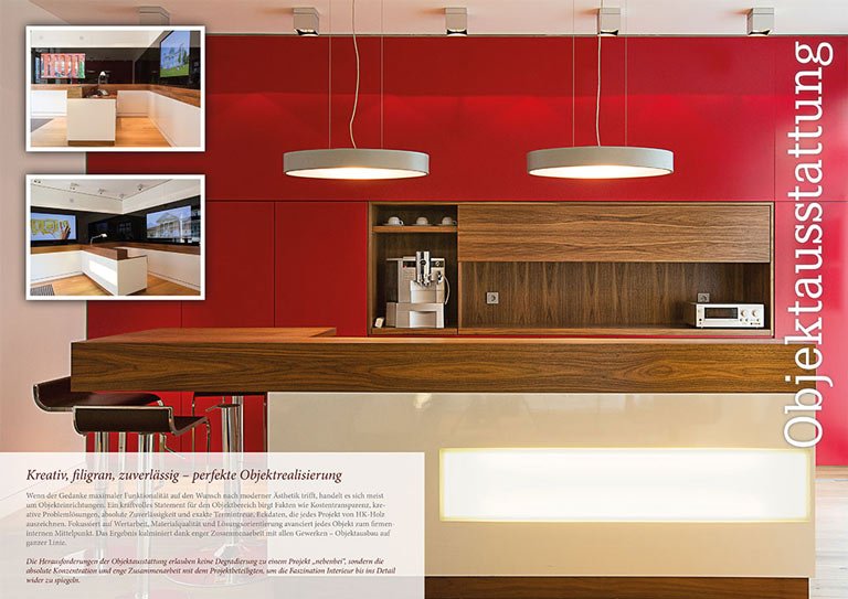 Innenraumfotografie einer modernen Küche mit roten Wänden und stilvollen Pendelleuchten.